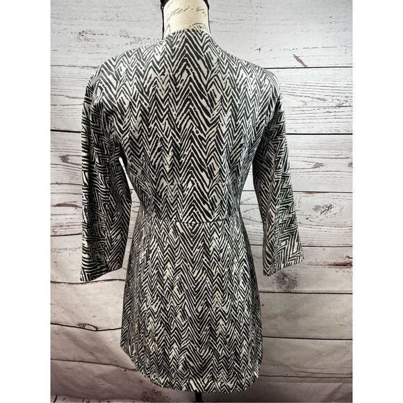 Cabi XS black and white zig zag patterned button up jacket - Picture 2 of 4